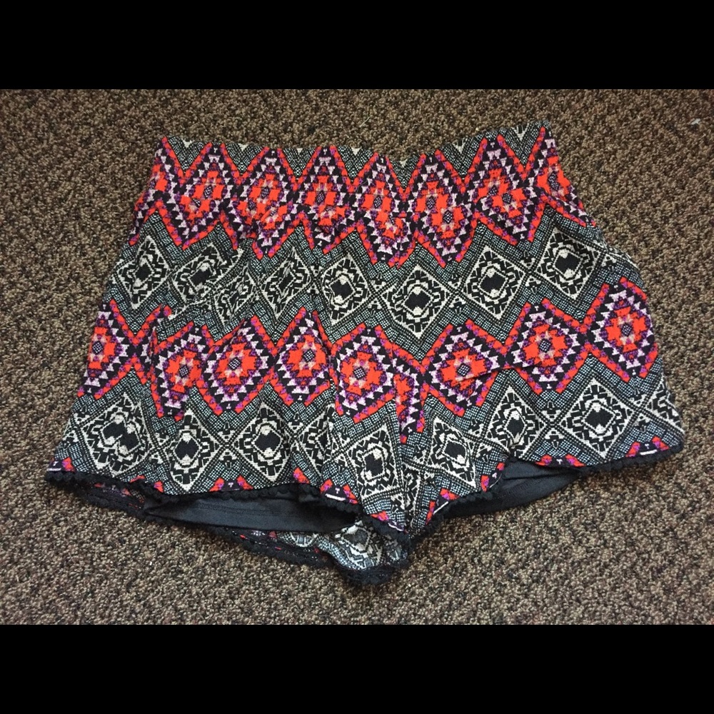 Social Lite patterned shorts